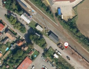 Návrh: Vytvořit záchytné parkoviště u nádraží na manipulační ploše u kolejí