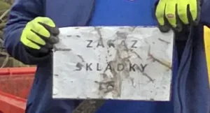 Škrovád prokoukl: Dobrovolníky neodradil déšť ani kuriózní nálezy ve skalách